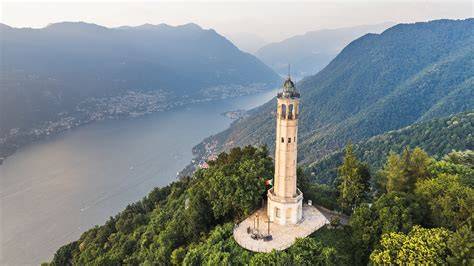 Faro Voltiano con vista sul Lago di Como
