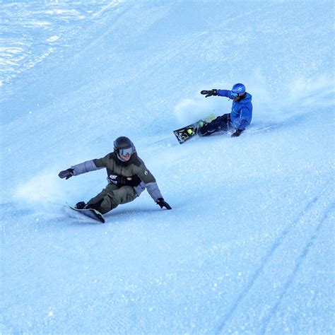 Maestri di snowboard in azione durante una lezione di freestyle