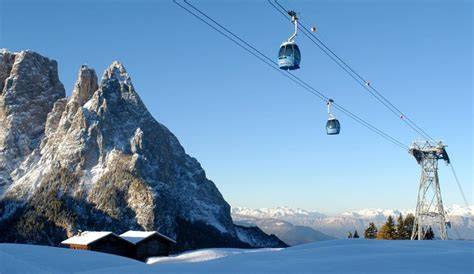 Vista della Cabinovia Alpe di Siusi con sfondo montano