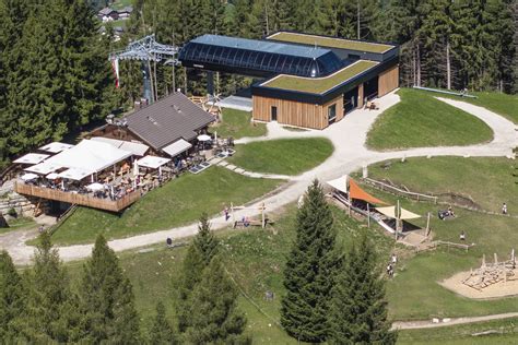 Parcheggio a più livelli presso la stazione a valle della Cabinovia Alpe di Siusi