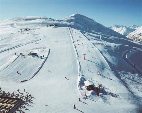 Vista panoramica della Ski Area Mottolino con piste innevate e montagne circostanti