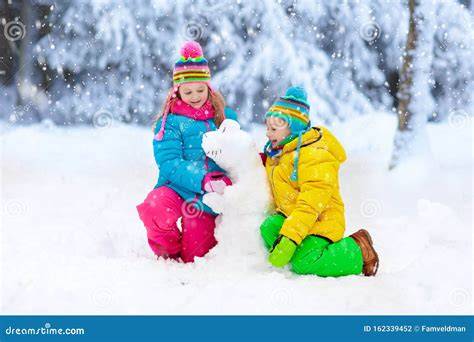 Bambini che giocano sulla neve con la mascotte Yepi