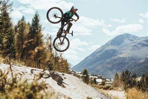 Ciclista che esegue un salto spettacolare nel Bikepark di Mottolino
