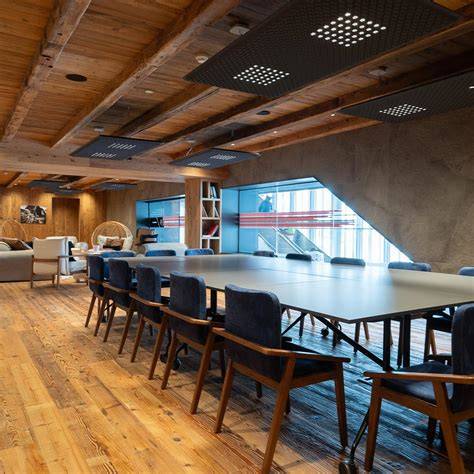 Interno moderno dello spazio coworking di Mottolino con postazioni di lavoro
