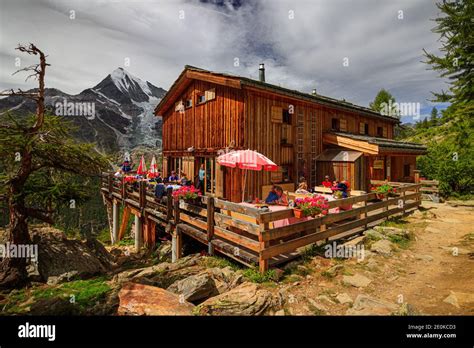 Vista panoramica della Cabane de l'Arpitetta ai piedi del Weisshorn