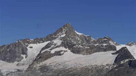 Cresta nevosa affilata dello Zinalrothorn con vista su vette circostanti