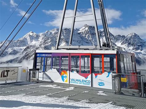 Immagine della funivia Snow Eagle, la più grande al mondo, con vista sulle montagne