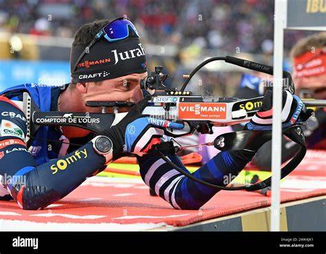 Atleta di biathlon in azione durante una gara