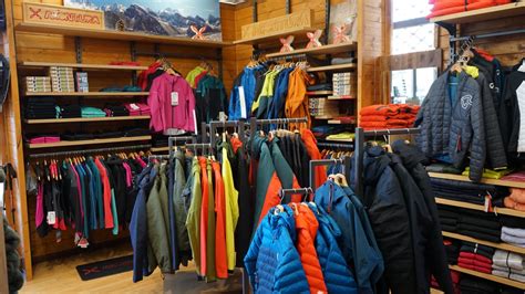 Attrezzatura da sci e abbigliamento tecnico per la montagna