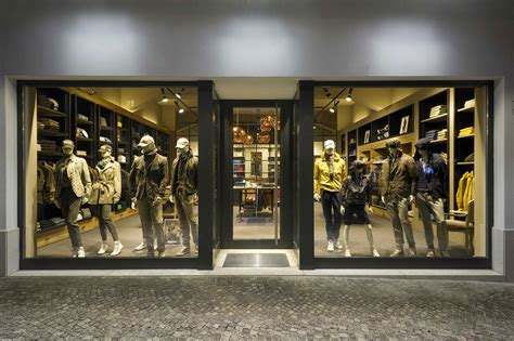 Vetrina di un negozio di articoli sportivi con scarpe e abbigliamento