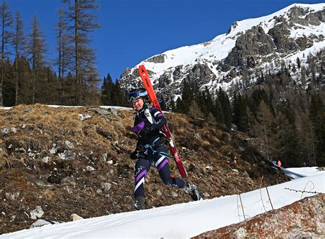 Foto di Alex Rigo durante la gara di Cima d'Asta Skialp, con il trofeo o sul podio.
