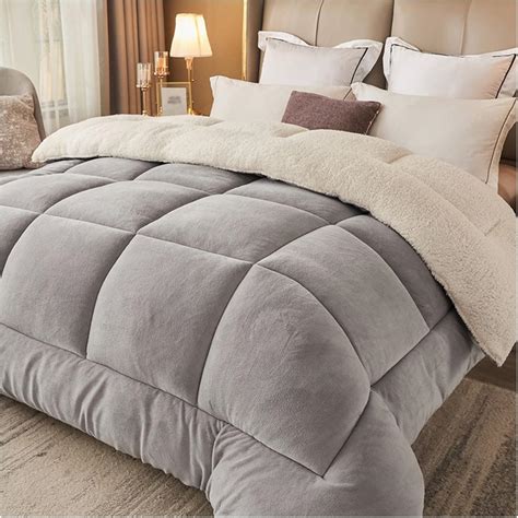 Immagine di un piumone invernale caldo e accogliente su un letto.