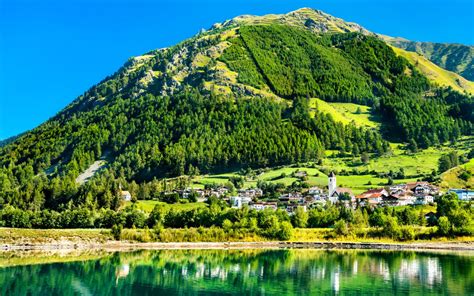 Vista panoramica del Residence Sägemühle**** immerso nel paesaggio alpino della Val Venosta.