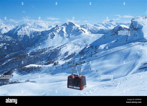 vista panoramica della località sciistica di La Thuile con montagne innevate e piste da sci