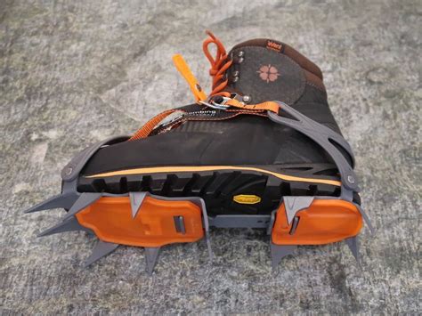 Scarponi da alpinismo con ramponi agganciati