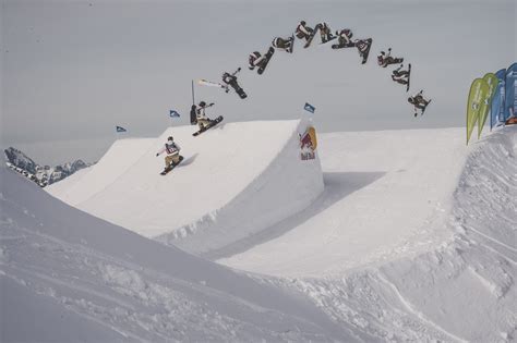 Snowboarder in azione durante una competizione del World Rookie Tour