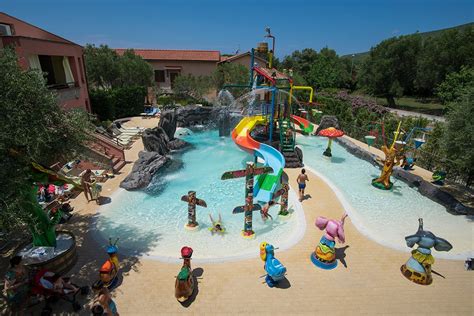 Foto di un family resort con piscina per bambini e vista sulle montagne