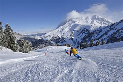 Paesaggio alpino con piste da sci in estate