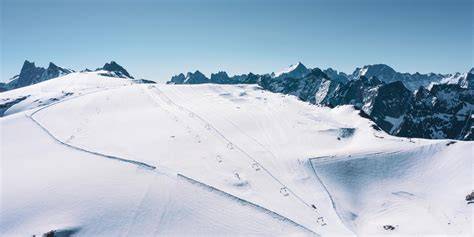 Panorama da sci a Les 2 Alpes con ghiacciaio
