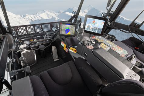 Interni della cabina del PistenBully 600 con joystick e iTerminal
