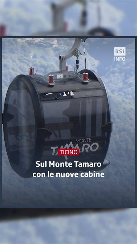Dettaglio di una funivia in miniatura con cabine e piloni, parte di un villaggio natalizio.