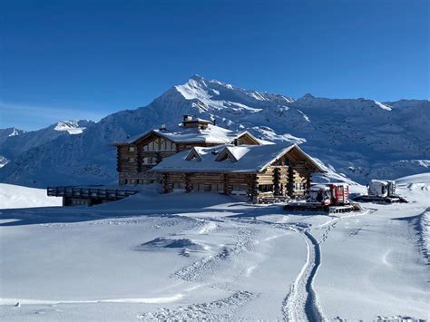 Panorama di un rifugio di montagna con neve abbondante