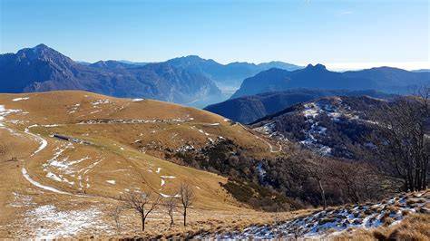 Una panoramica del Monte San Primo con i suoi pascoli