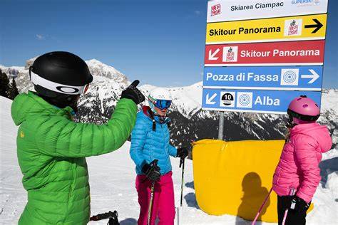 Grafica con diverse opzioni di skipass e relativi prezzi per diverse categorie di età