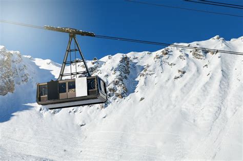 Immagini panoramiche di una funivia in montagna