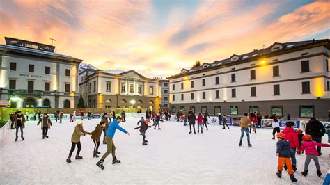 Foto aerea delle due piste di pattinaggio su ghiaccio in Piazza Arsenale, con un'area circostante animata da bancarelle natalizie.