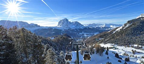 Vista panoramica dalla stazione a monte del Col Raiser con le cime delle Dolomiti sullo sfondo
