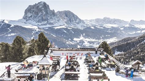 Interno accogliente di un rifugio alpino sul Col Raiser con piatti tipici in primo piano