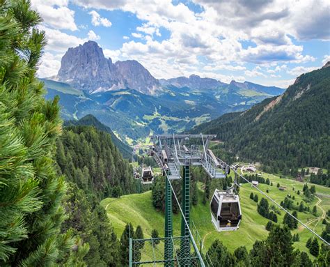 Vista del paese di Santa Cristina in Val Gardena con la cabinovia Col Raiser in primo piano