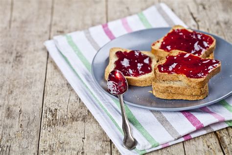 colazione equilibrata per un'escursione: pane integrale con marmellata, frutta fresca e una spremuta