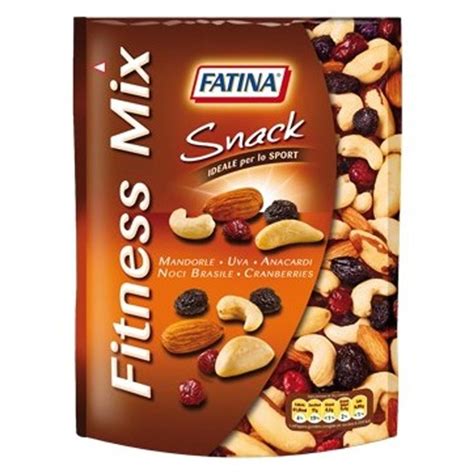 zaino da escursionismo aperto con snack: frutta secca, barretta energetica, cioccolato fondente