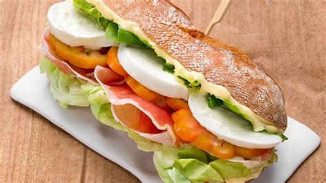 panino integrale farcito con bresaola, lattuga e pomodoro