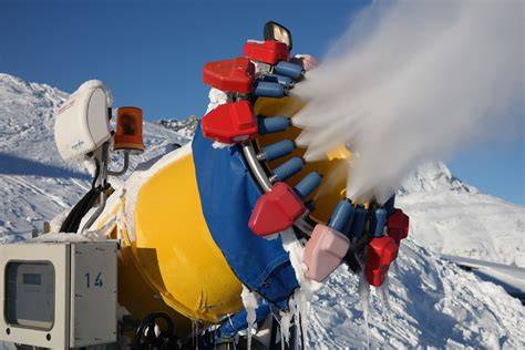 innevamento artificiale a St. Moritz con cannoni da neve