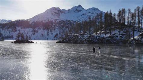 ghiaccio nero sui laghi dell'Alta Engadina con persone che pattinano