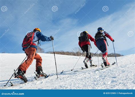 Gruppo di sci alpinisti in montagna con zaini e sci