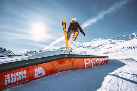 Immagine di freestyler impegnati in evoluzioni nello snowpark di Pejo 3000