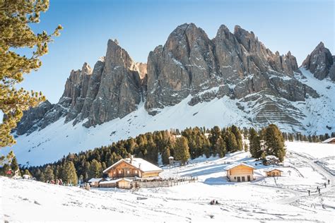 Panorama innevato della Val Rauna con alberi carichi di neve