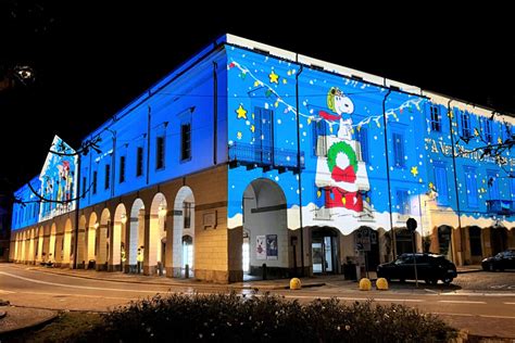 Immagine della facciata di un hotel illuminata da proiezioni video mapping natalizie
