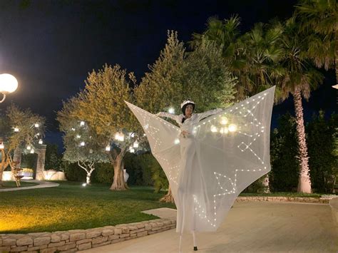 Illustrazione di trampolieri luminosi durante una parata natalizia