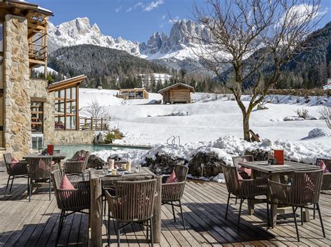 Immagine di un vivace apres-ski in un bar di montagna a Campo Felice
