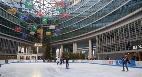 Vista aerea della piazza coperta di Palazzo Lombardia con la pista di pattinaggio natalizia