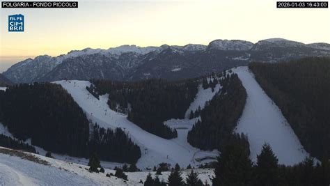 Webcam panoramica di Folgaria che mostra le condizioni attuali della neve e del paesaggio.