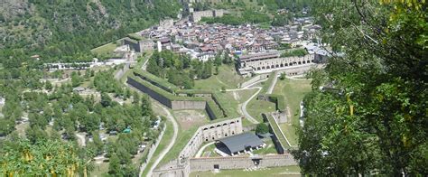 Immagine del Forte Albertino di Vinadio, con un'ipotetica pista di pattinaggio nelle vicinanze.
