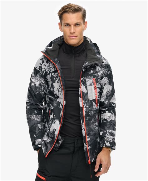 Immagine della giacca da sci Superdry FREESTYLE CORE JACKET in colorazione Volcanic Mountain Camo Grey.