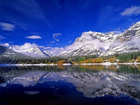 La chiesetta Seekirchl di Seefeld con le montagne innevate sullo sfondo