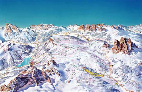 Vista panoramica delle piste da sci innevate in Val di Zoldo con le montagne Dolomiti sullo sfondo.